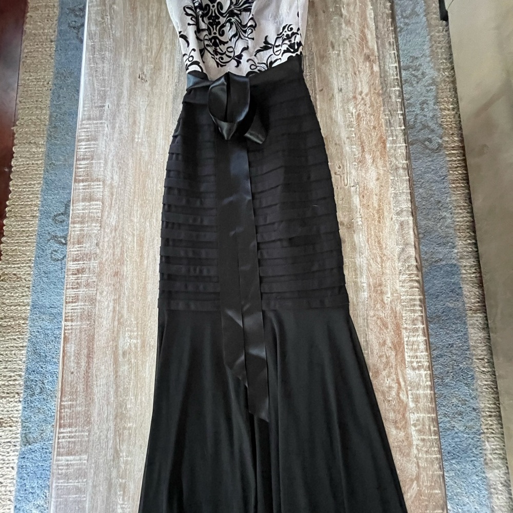 Evening wear - Picture 6 of 7